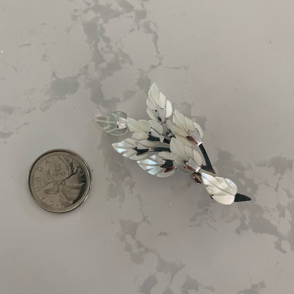 Mother of pearl branch brooch - Picture 2 of 3
